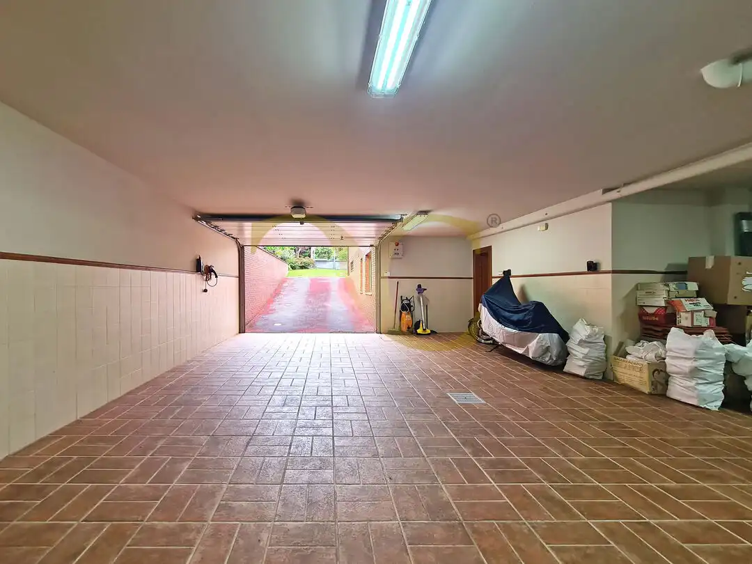Aparcament de Casa o xalet en venda en Gijón  amb Calefacció, Jardí privat i Terrassa