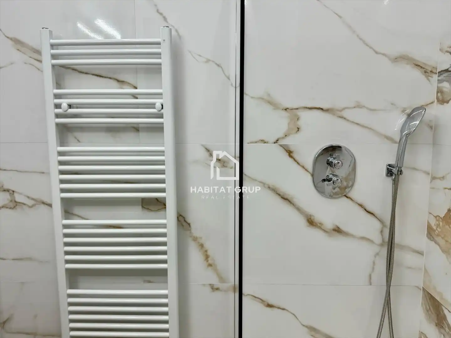 Bathroom of Flat for sale in Girona  with Air Conditioner, Heating and Private garden