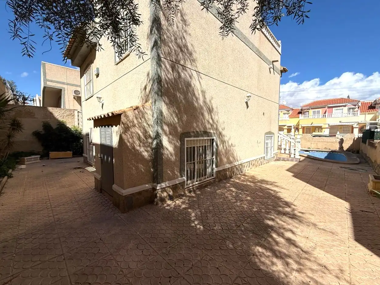 Vista exterior de Pis en venda en San Miguel de Salinas amb Jardí privat, Terrassa i Traster