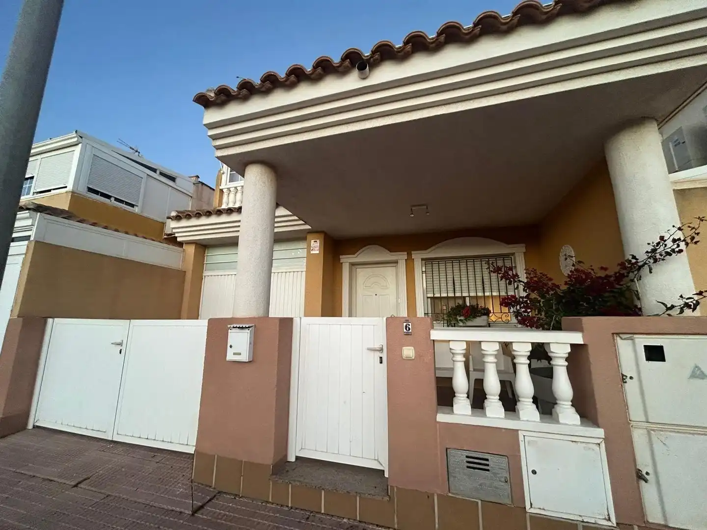 Vista exterior de Casa adosada en venda en Los Alcázares amb Aire condicionat, Terrassa i Traster
