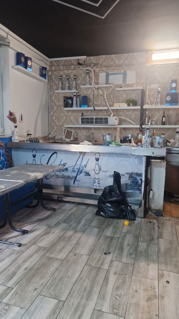 Cuina de Local en venda en L'Hospitalet de Llobregat amb Aire condicionat
