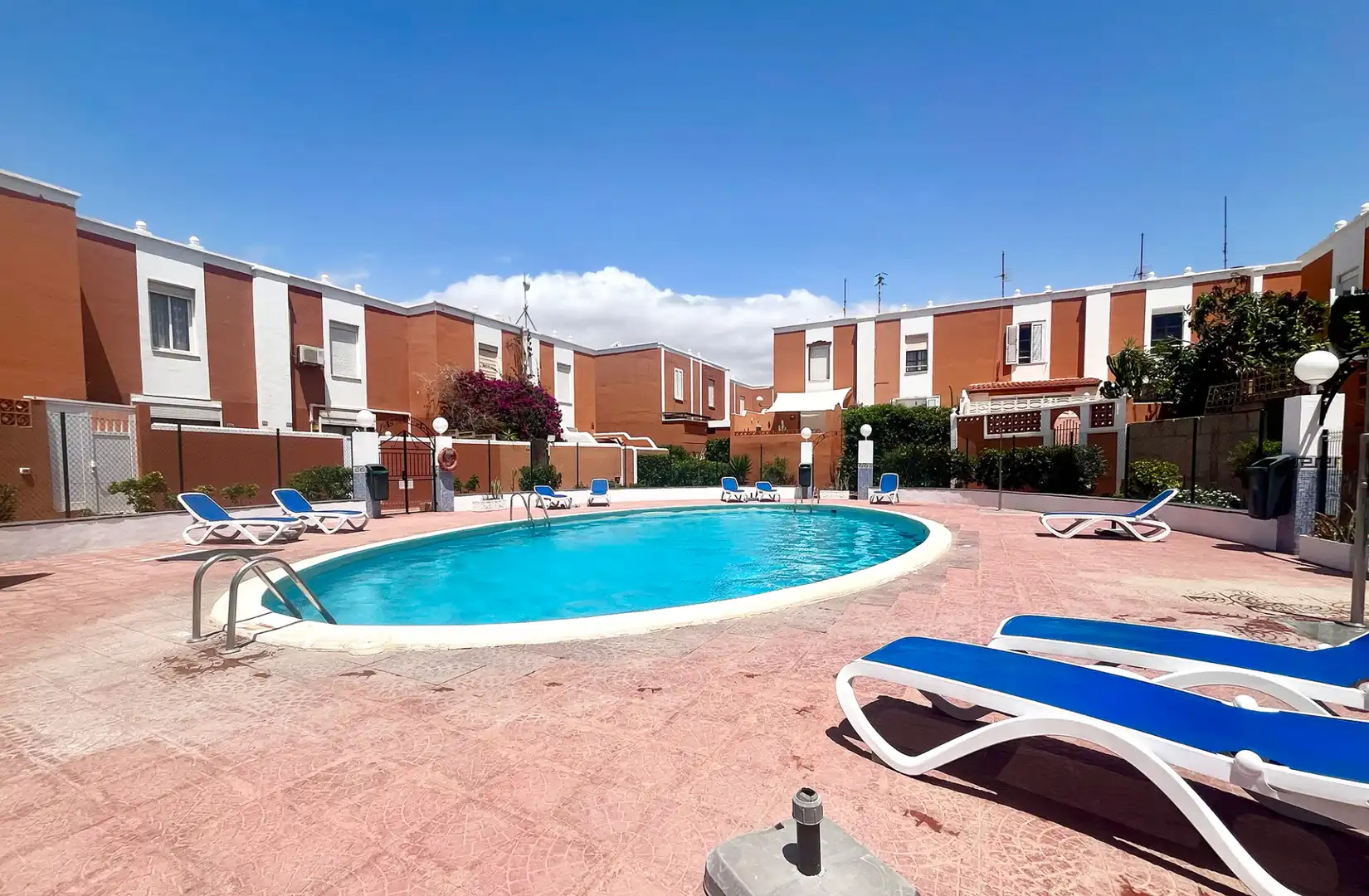 Piscina de Casa adosada en venda en Granadilla de Abona amb Aire condicionat, Moblat i Piscina comunitària