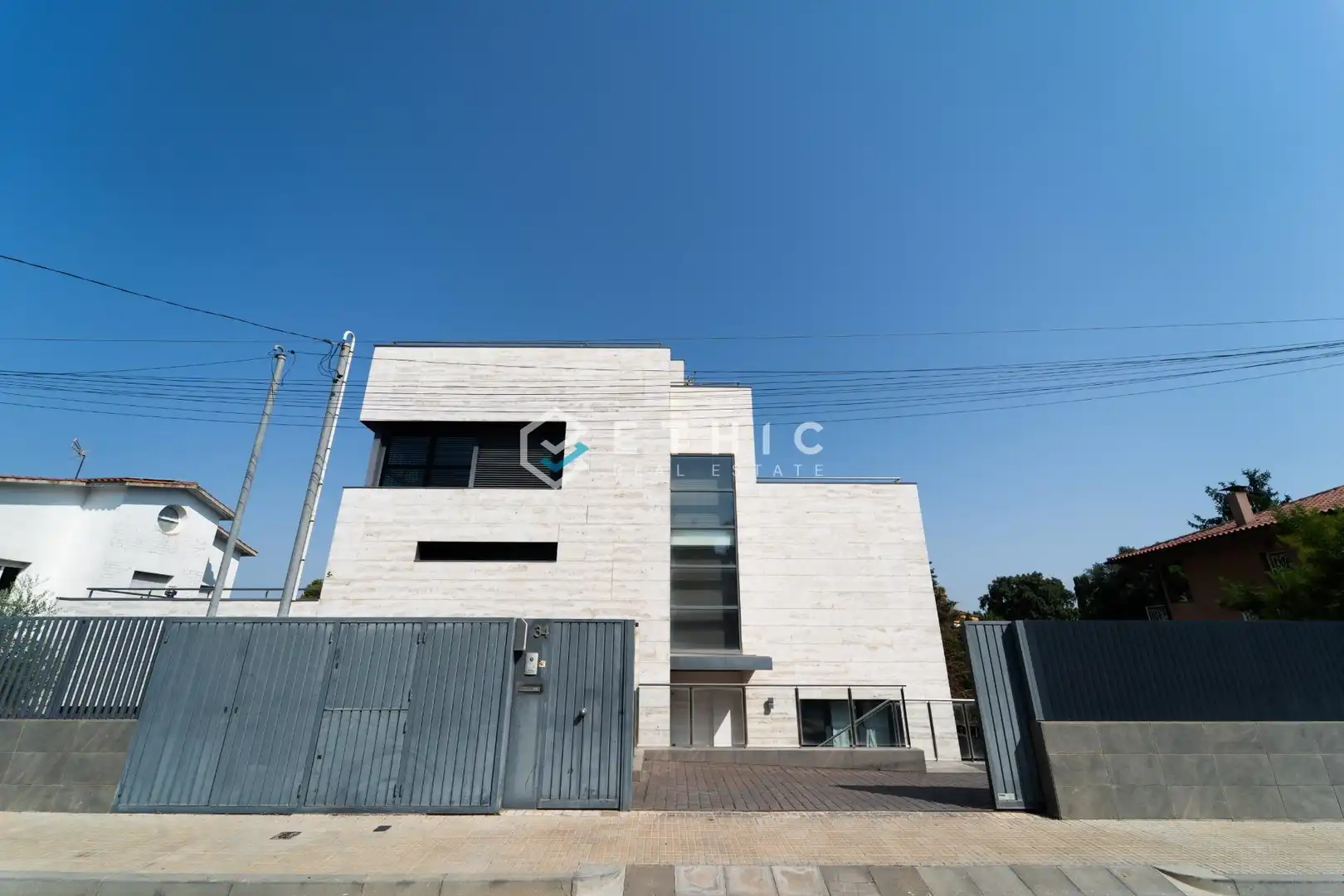 Vista exterior de Casa o xalet en venda en Sant Cugat del Vallès amb Aire condicionat, Jardí privat i Terrassa