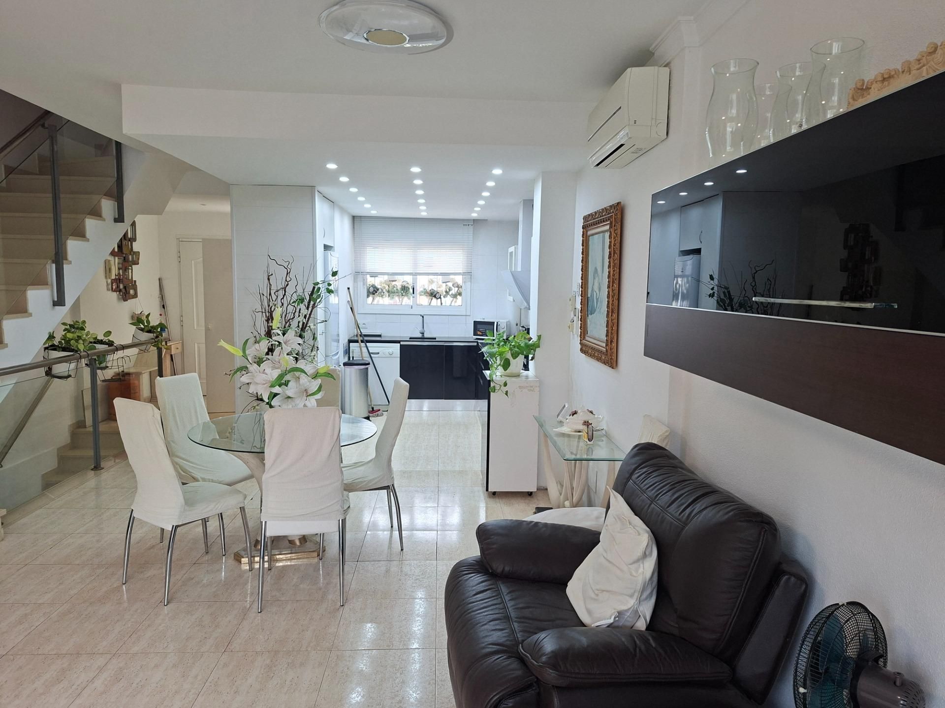 Menjador de Casa adosada en venda en Calafell amb Aire condicionat, Jardí privat i Terrassa