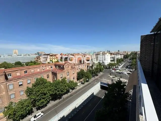 Vista exterior de Àtic de lloguer en Madrid amb Aire condicionat, Parquet i Terrassa