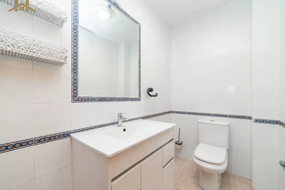Baño de Casa adosada en venta en Móstoles con Aire acondicionado, Calefacción y Jardín privado