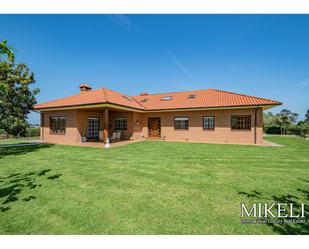 Vista exterior de Casa o xalet en venda en Marina de Cudeyo amb Calefacció, Jardí privat i Terrassa