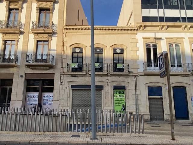 Edificio en Venta en Calle Ayala en Plaza de Toros - Santa Rita