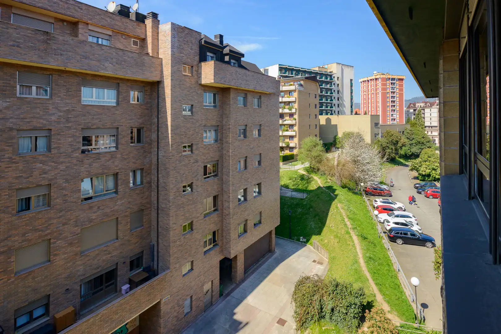 Vista exterior de Dúplex en venda en Oviedo  amb Calefacció, Parquet i Traster