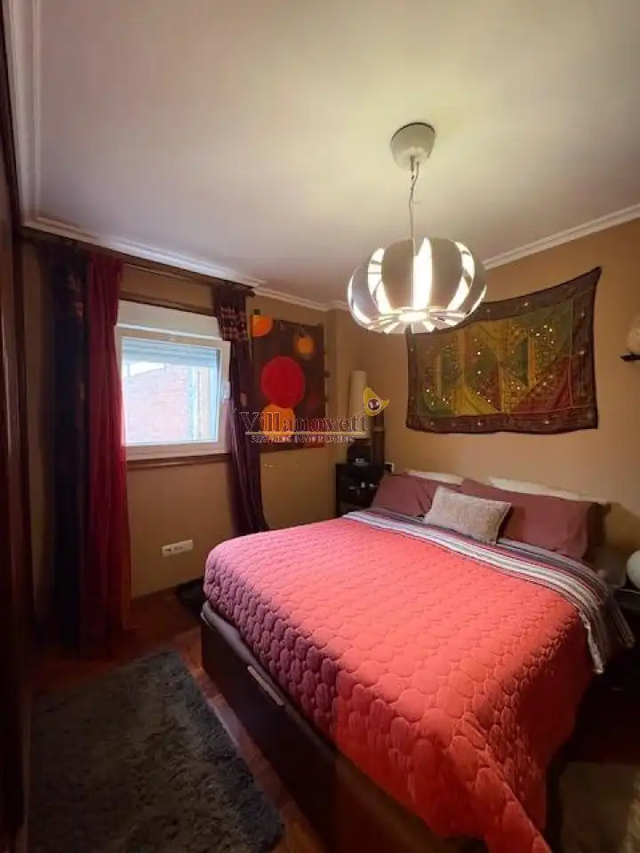 Dormitori de Apartament en venda en Vigo  amb Calefacció, Parquet i Traster
