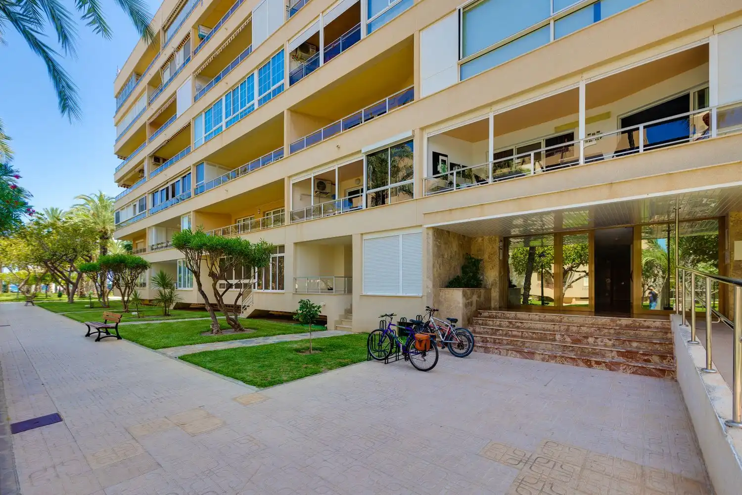 Vista exterior de Pis en venda en Torrevieja amb Aire condicionat, Terrassa i Moblat