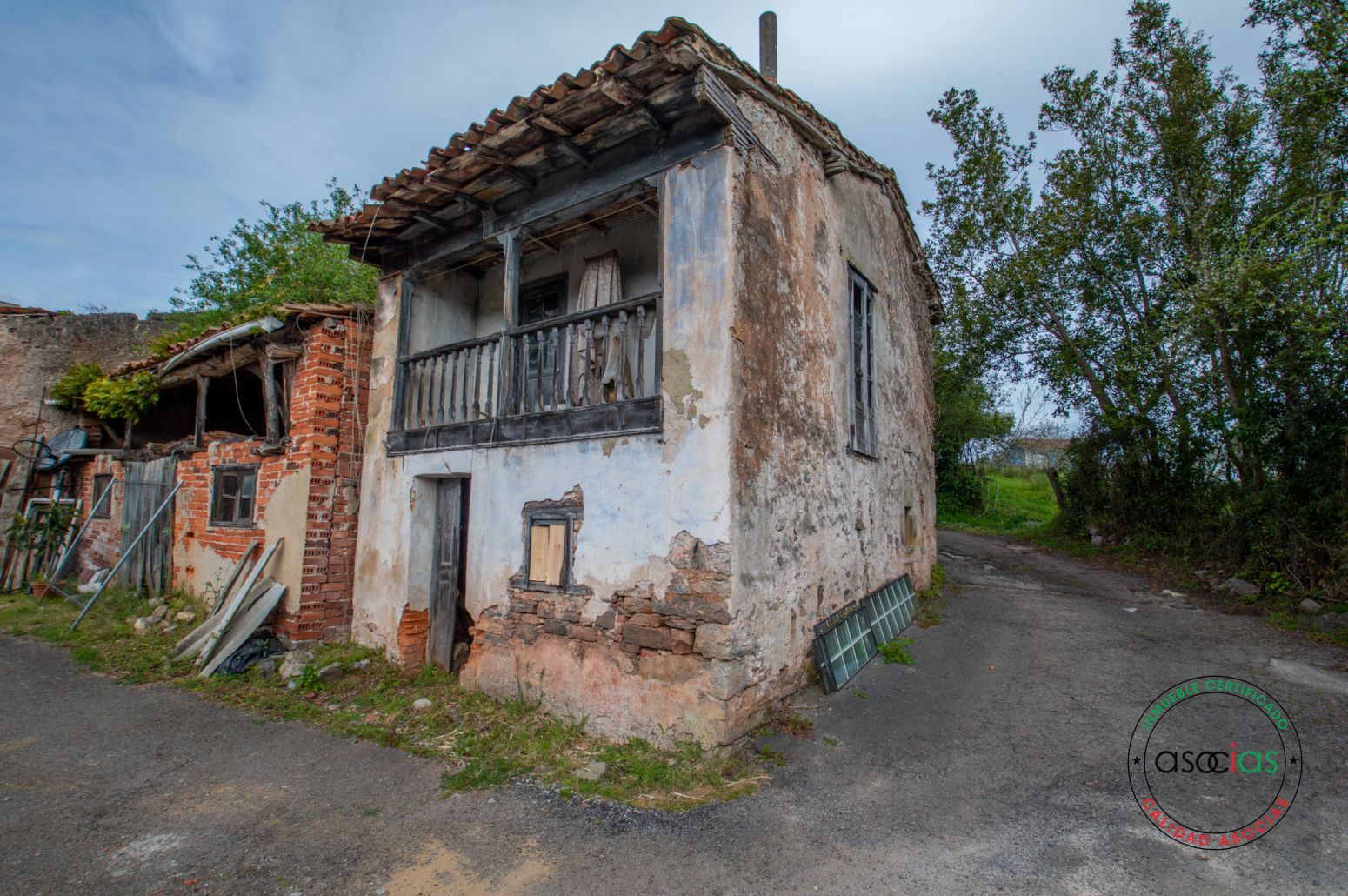 Vista exterior de Casa adosada en venda en Colunga amb Parquet i Terrassa