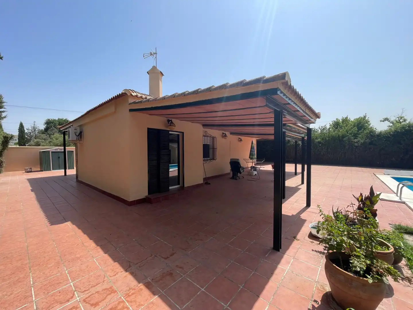 Terraza de Casa o chalet en venta en Palomares del Río con Jardín privado, Piscina y Amueblado