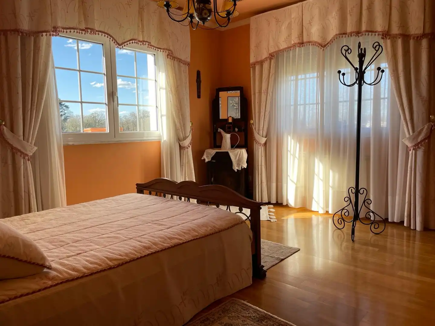 Dormitori de Casa o xalet en venda en Castro de Rei amb Calefacció, Jardí privat i Parquet