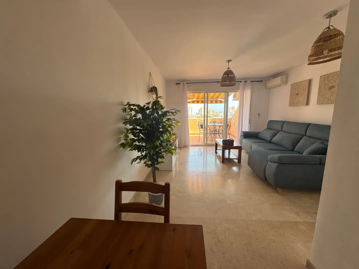 Sala d'estar de Apartament de lloguer en Fuengirola amb Aire condicionat, Terrassa i Moblat