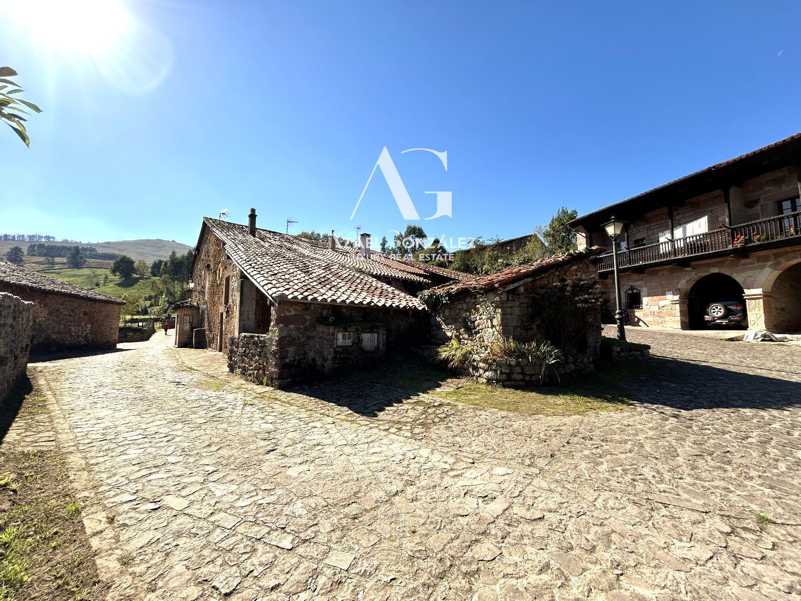 Vista exterior de Casa adosada en venda en Cabuérniga amb Terrassa
