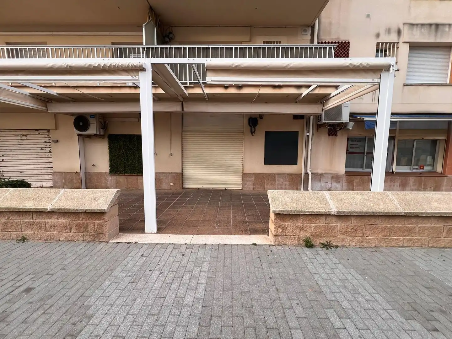Vista exterior de Local en venda en El Vendrell amb Aire condicionat i Terrassa