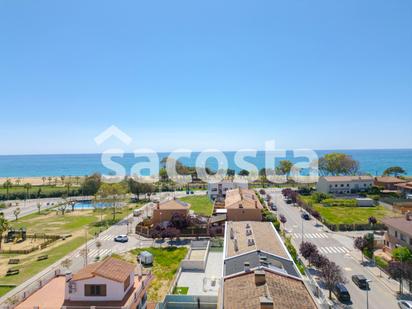 Vista exterior de Casa adosada en venda en Pineda de Mar amb Aire condicionat, Terrassa i Piscina