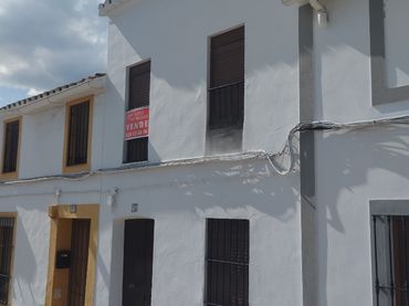 Casa amb balcó en venda a Burguillos del Cerro