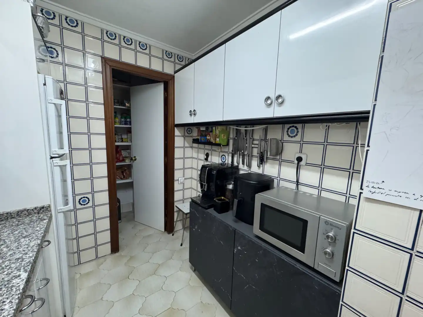 Cuina de Pis en venda en Oviedo  amb Calefacció, Parquet i Forn