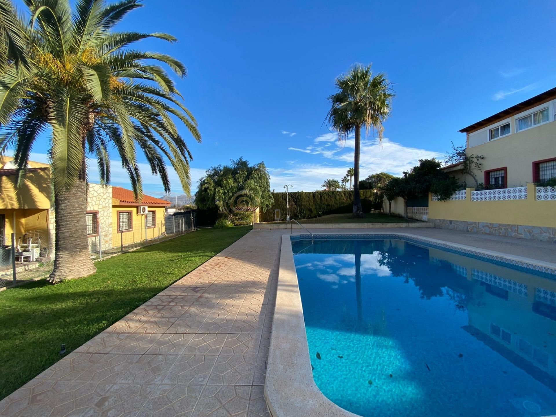 Piscina de Casa o xalet en venda en Benidorm amb Jardí privat, Terrassa i Traster