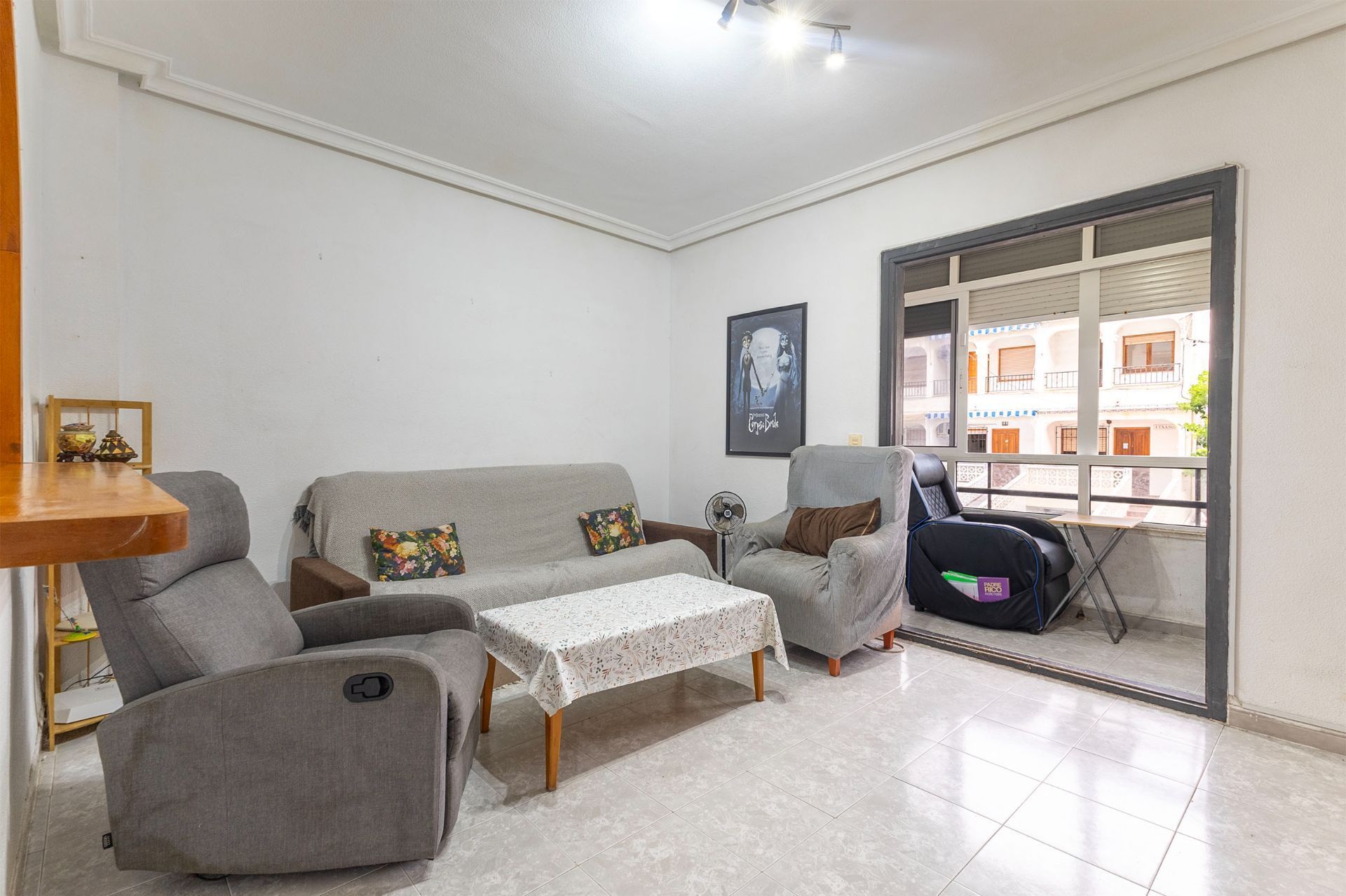 Sala de estar de Piso en venta en Torrevieja con Aire acondicionado, Amueblado y Piscina comunitaria