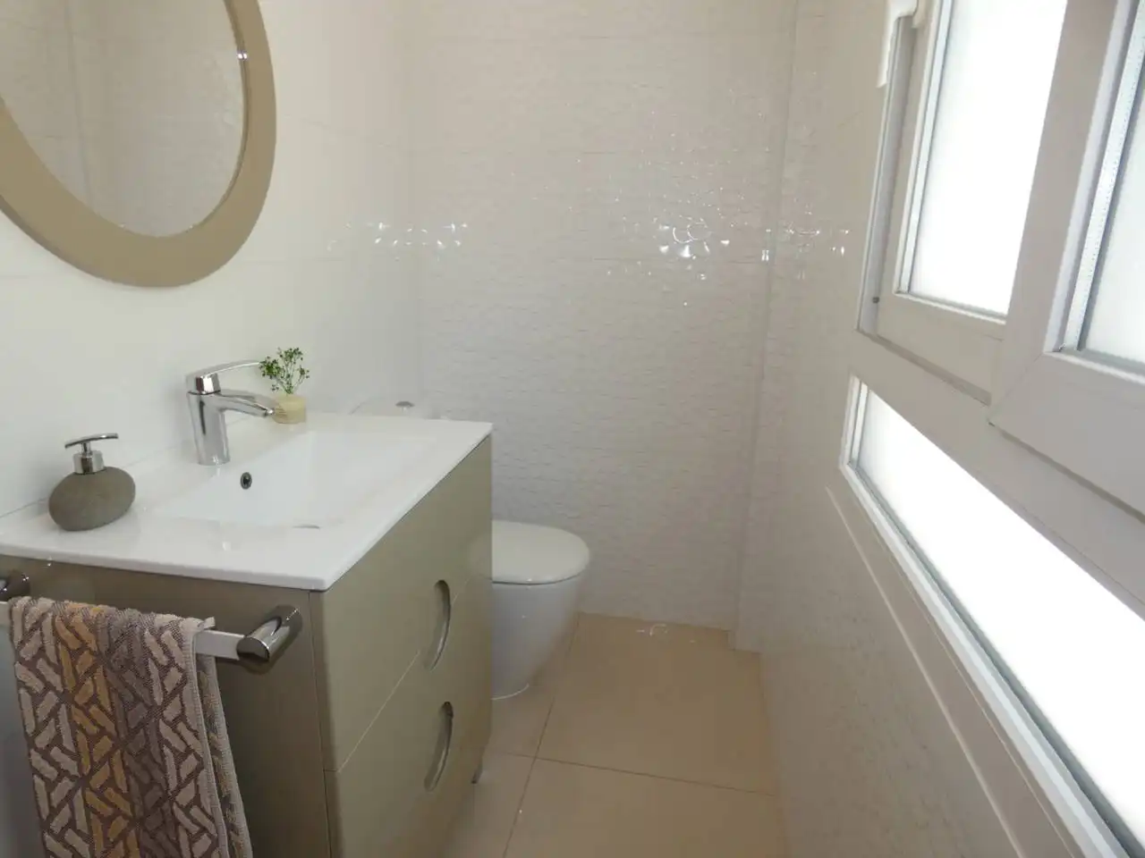 Badezimmer von Einfamilien-Reihenhaus zum Verkauf in Benicarló mit Klimaanlage, Heizung und Privatgarten
