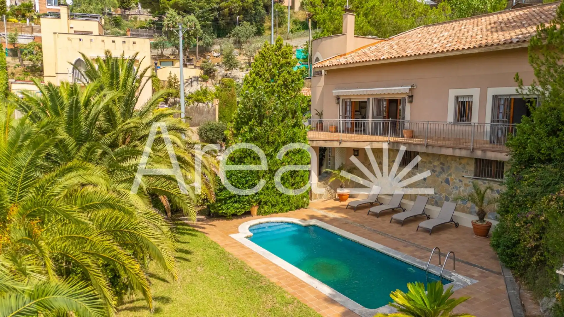 Vista exterior de Casa o xalet en venda en Mataró amb Jardí privat, Terrassa i Piscina