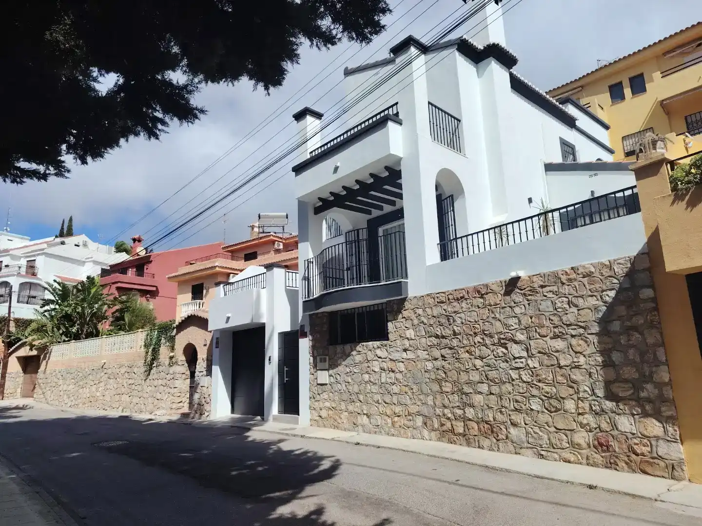 Vista exterior de Casa o xalet en venda en Motril amb Aire condicionat i Balcó