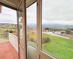 Vista exterior de Casa adosada en venda en Ponferrada amb Calefacció, Terrassa i Balcó