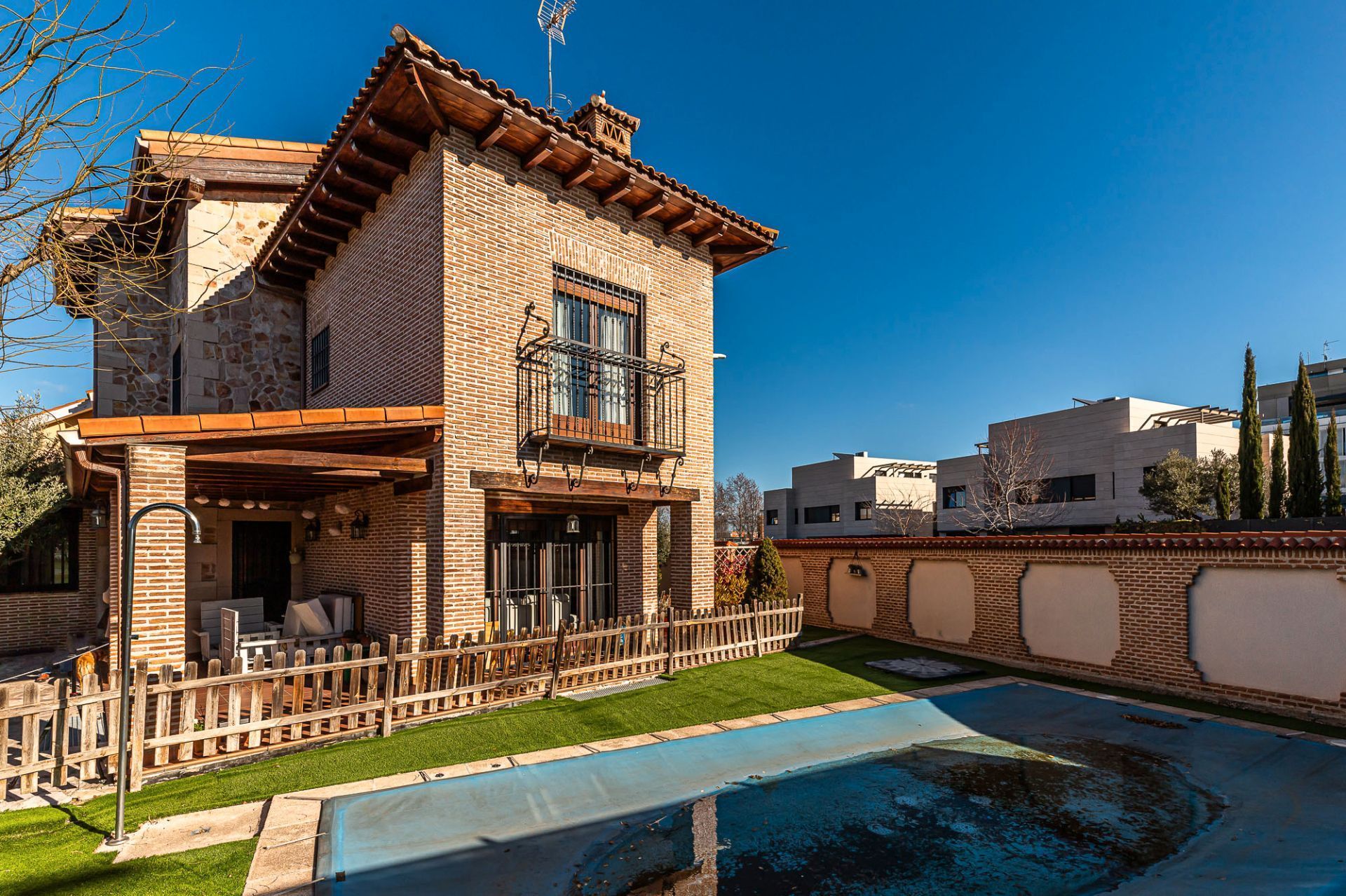 Vista exterior de Casa o chalet en venta en  Madrid Capital con Aire acondicionado, Jardín privado y Piscina