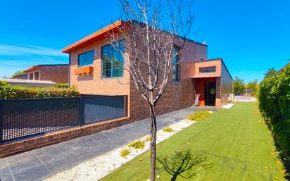 Vista exterior de Casa o xalet en venda en Meco amb Aire condicionat, Terrassa i Piscina