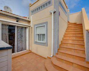 Vista exterior de Casa adosada en venda en Torrevieja amb Aire condicionat, Calefacció i Jardí privat