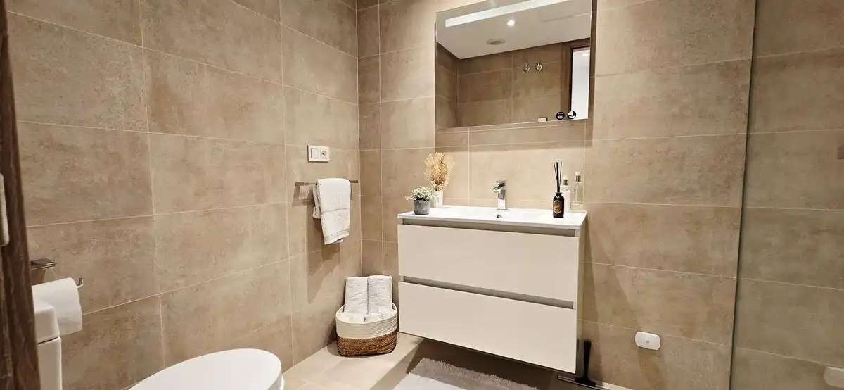 Bathroom of Flat for sale in Benahavís  with Air Conditioner, Terrace and Storage room
