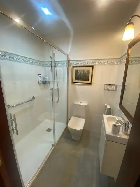 Badezimmer von Wohnung zum Verkauf in Vigo  mit Heizung, Parkett und Abstellraum