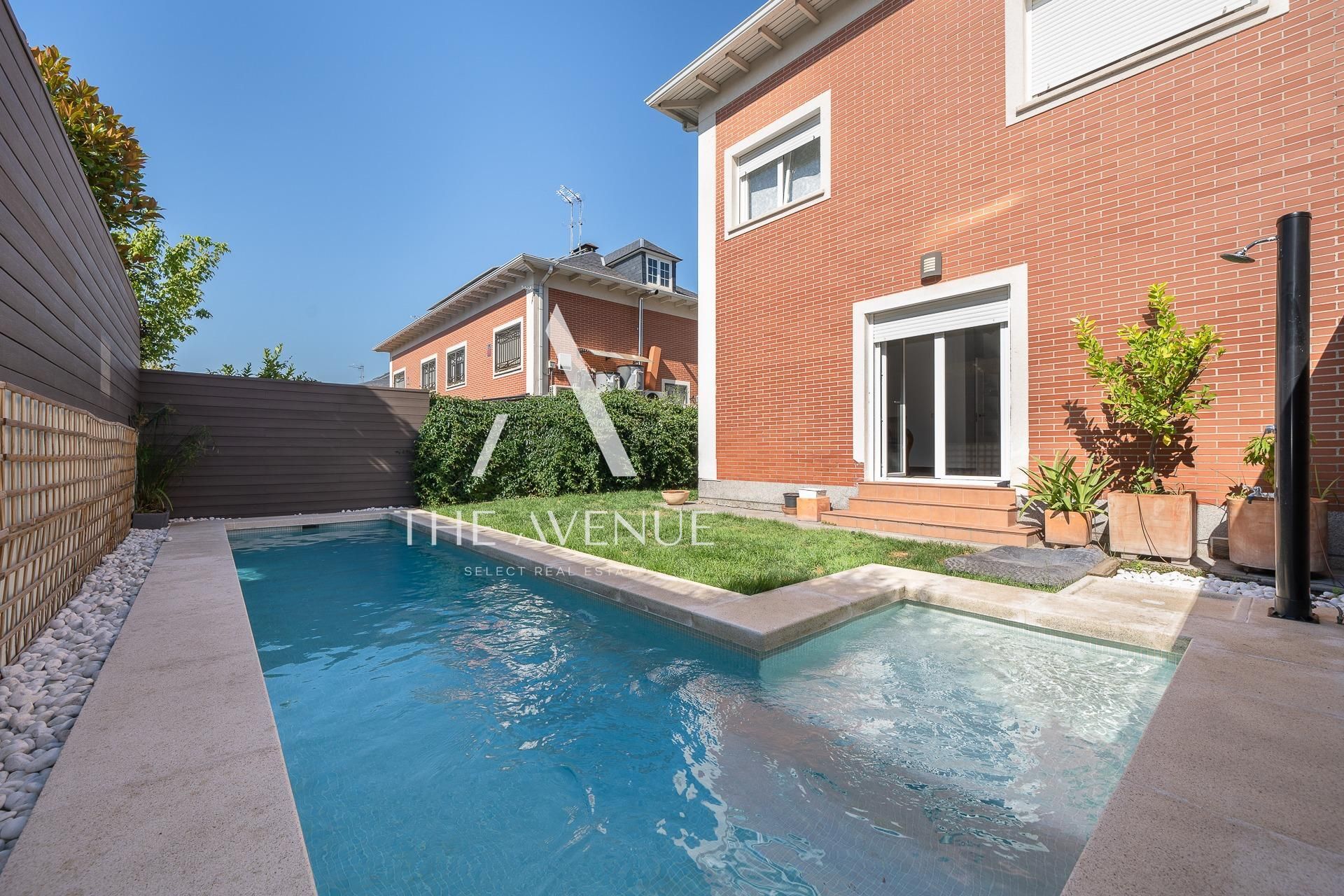 Swimming pool of Single-family semi-detached for sale in Boadilla del Monte  with Air Conditioner, Heating and Private garden