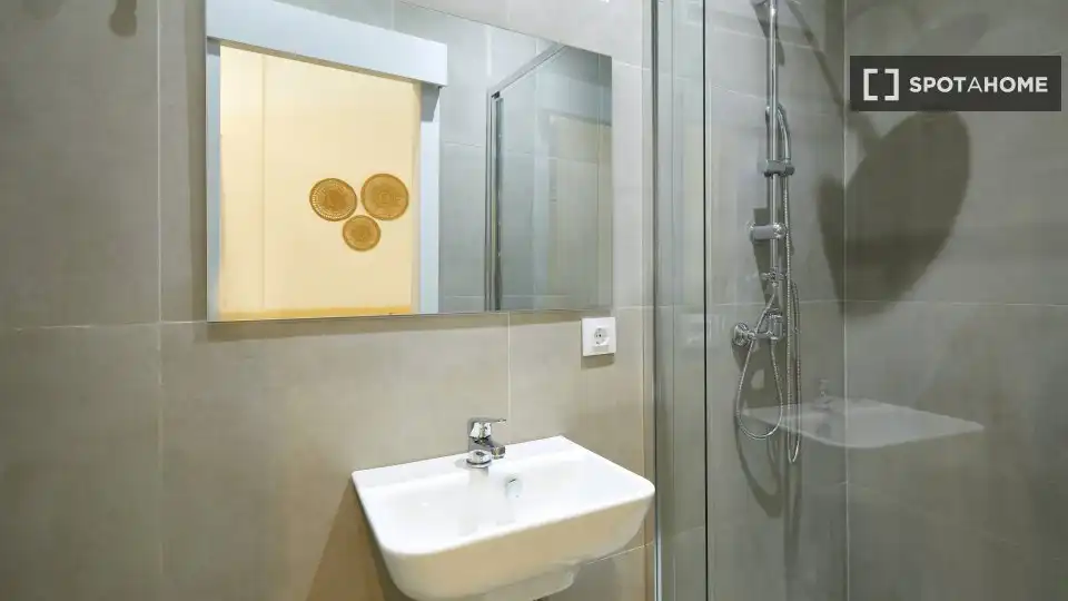 Badezimmer von Wohnung zur Miete in Barcelona mit Klimaanlage, Heizung und Möbliert
