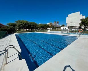 Piscina de Apartament de lloguer en Rota amb Aire condicionat i Balcó