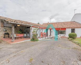 Vista exterior de Casa o xalet en venda en Oviedo  amb Terrassa