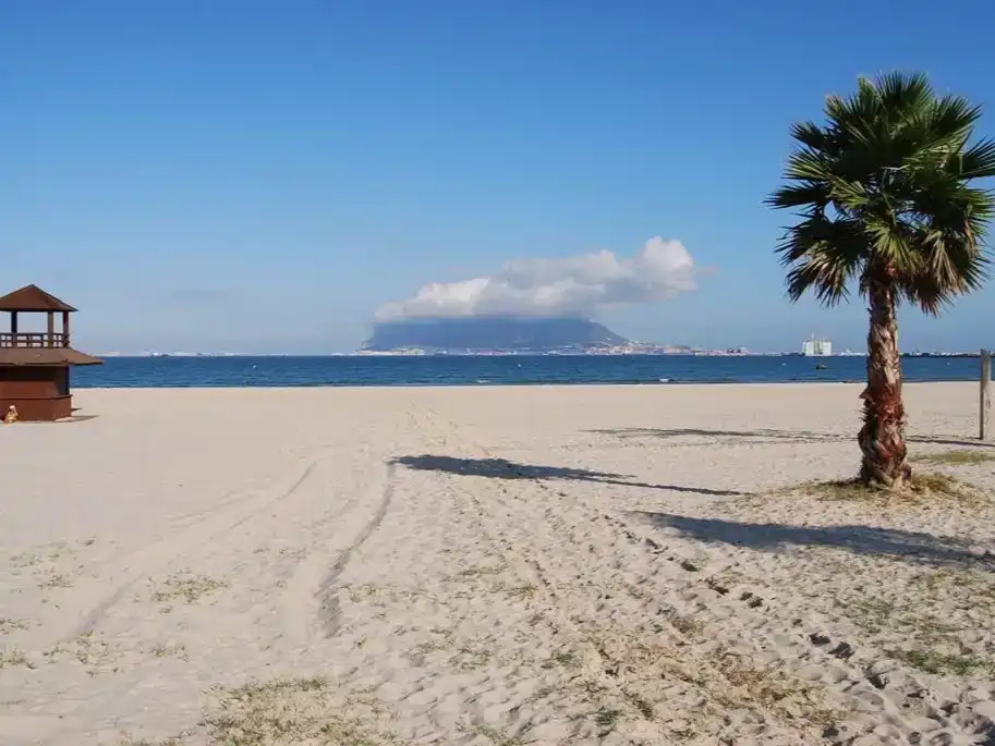 Vista exterior de Apartament de lloguer en Algeciras amb Piscina