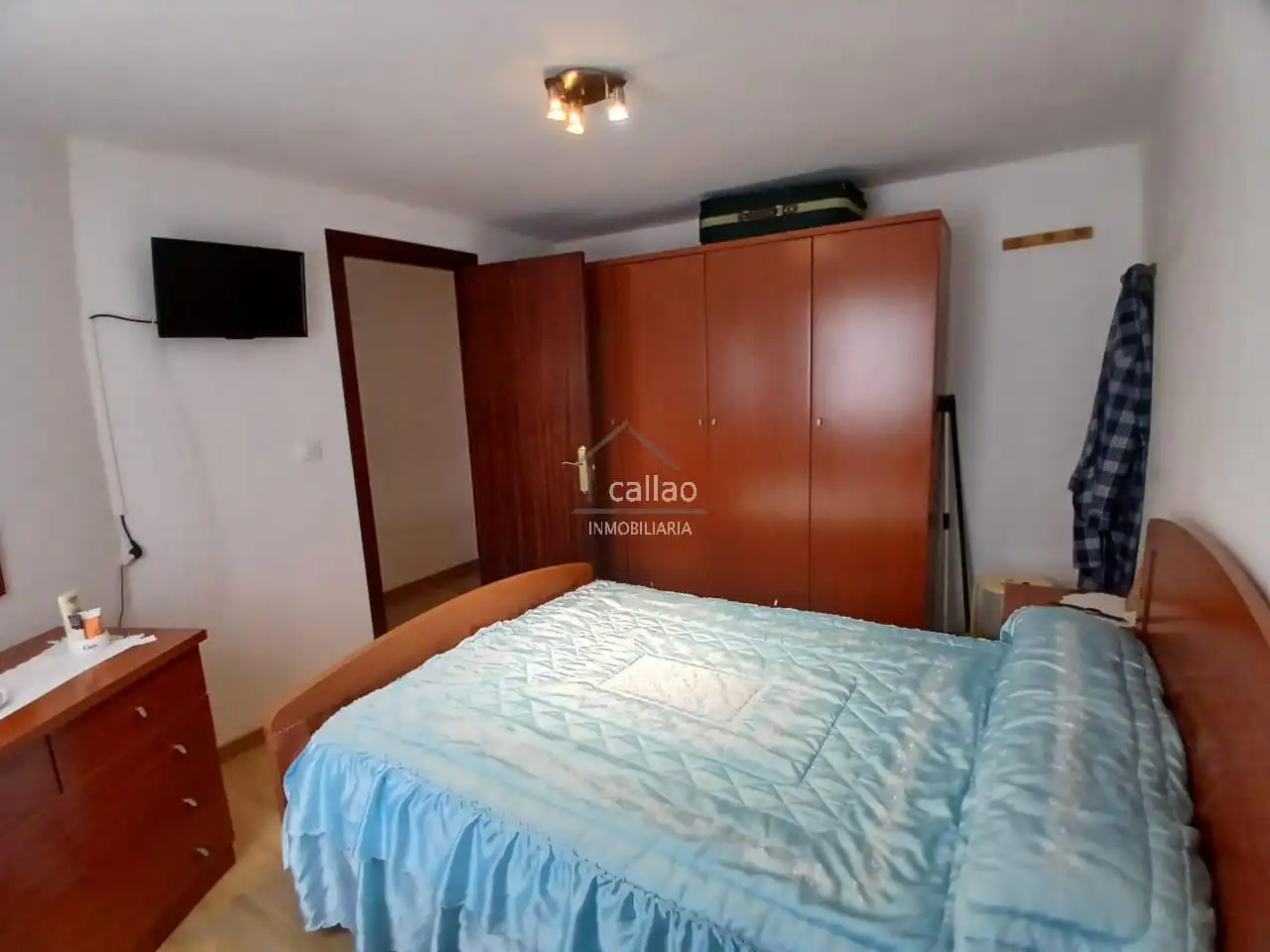Dormitori de Casa adosada en venda en Narón amb Jardí privat, Traster i Moblat