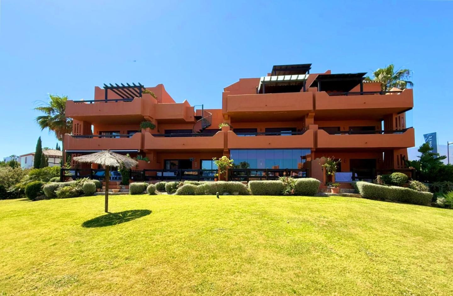 Vista exterior de Pis en venda en Estepona amb Aire condicionat, Terrassa i Traster