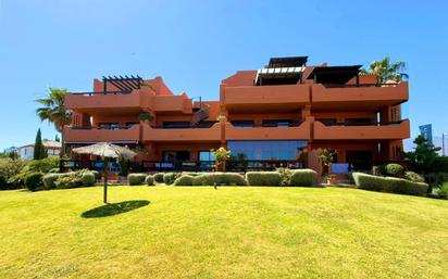 Vista exterior de Pis en venda en Estepona amb Aire condicionat, Terrassa i Traster