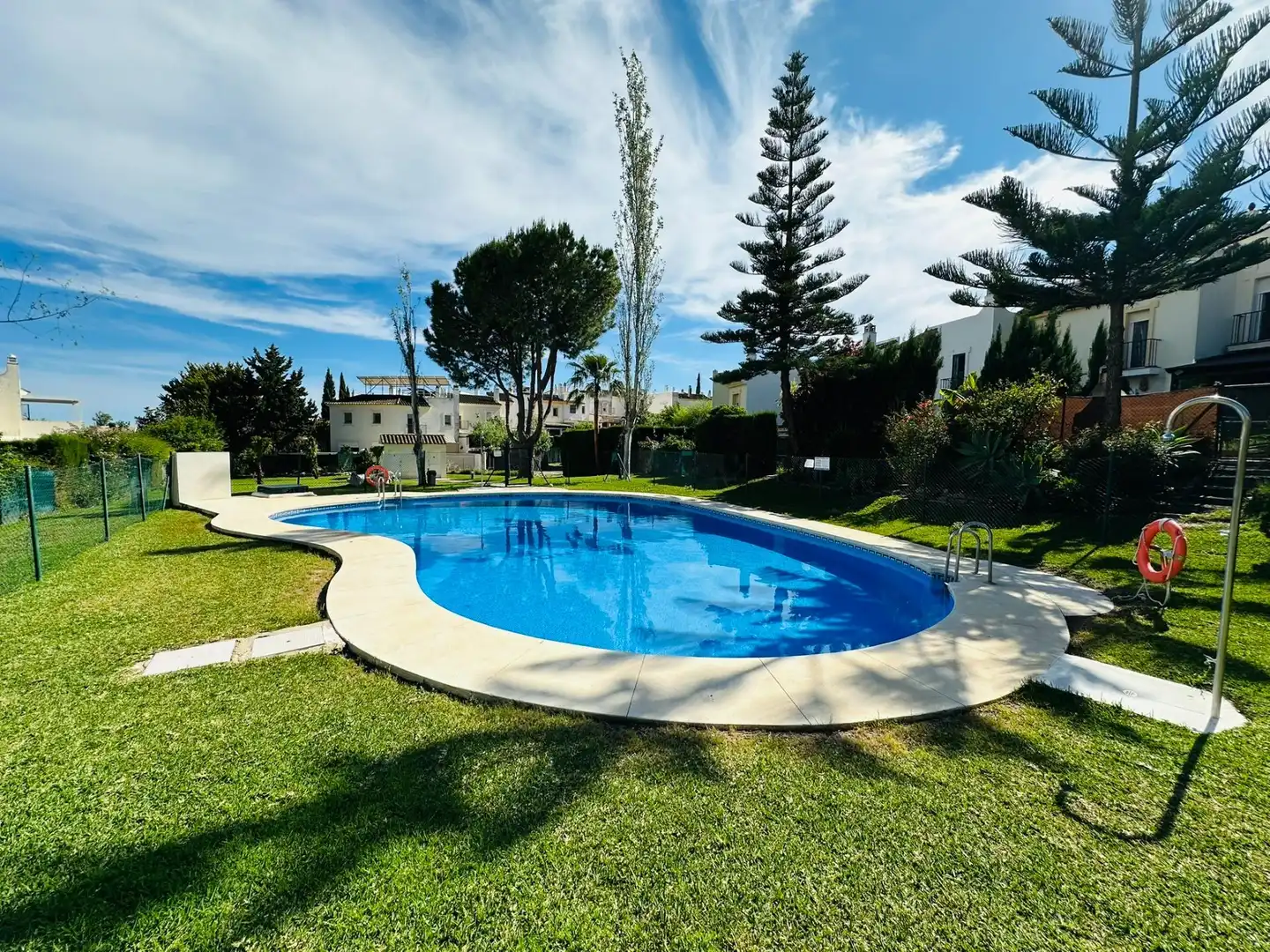 Piscina de Casa adosada en venda en Mijas amb Aire condicionat, Calefacció i Jardí privat