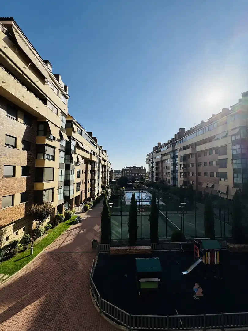 Außenansicht von Wohnung zur Miete in Rivas-Vaciamadrid mit Klimaanlage, Terrasse und Schwimmbad