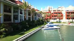 Vista exterior de Edificio en venta en Los Barrios con Alarma