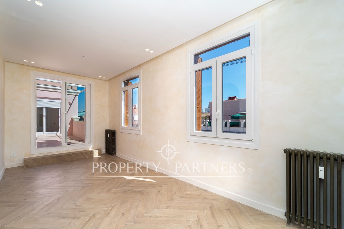 Exterior view of Attic for sale in  Madrid Capital  with Air Conditioner, Heating and Terrace