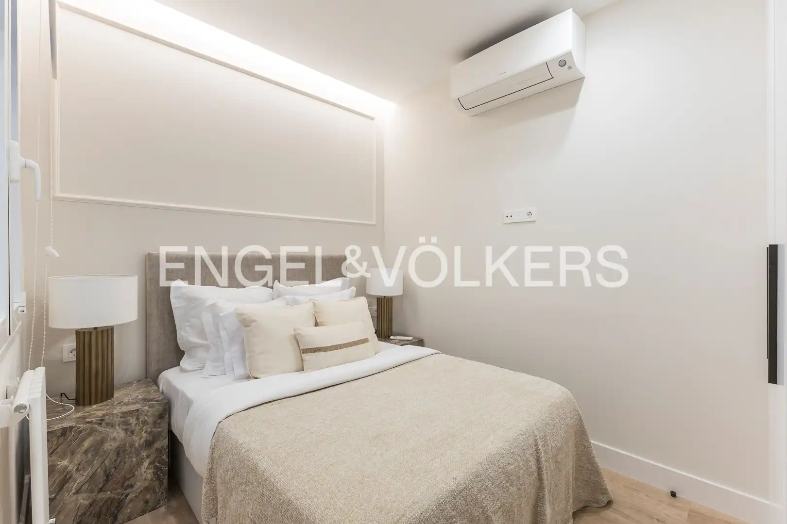 Bedroom of Flat for rent in Madrid  with Air Conditioner, Heating and Furnished