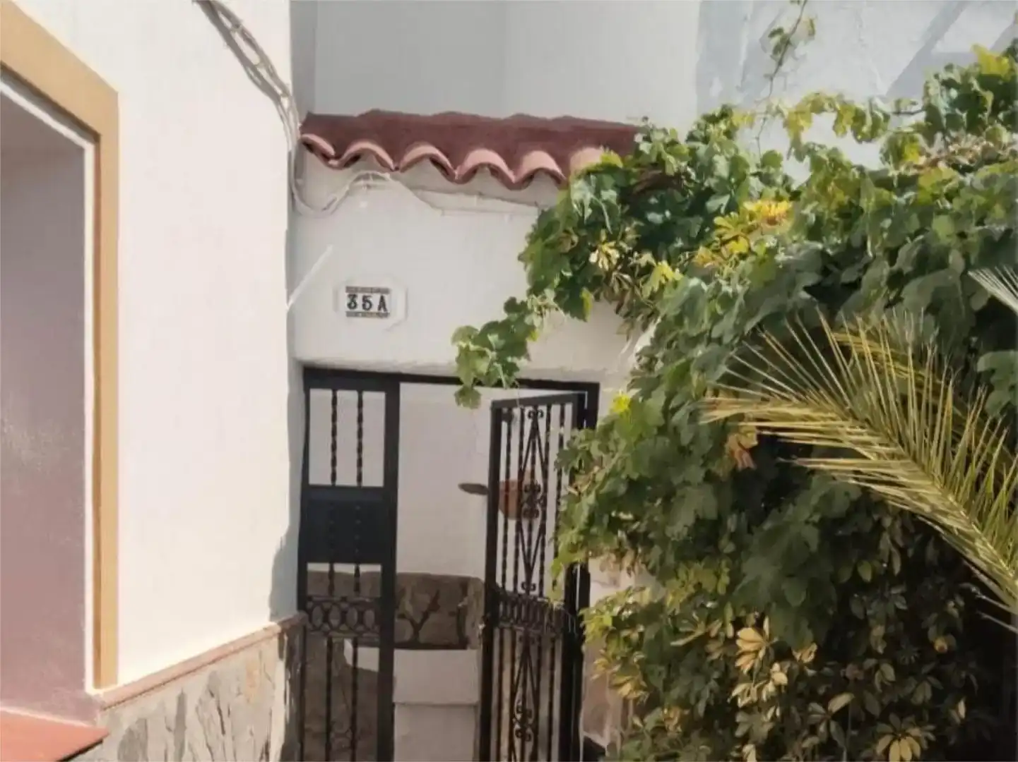 Vista exterior de Casa adosada en venda en Yunquera amb Moblat i Balcó