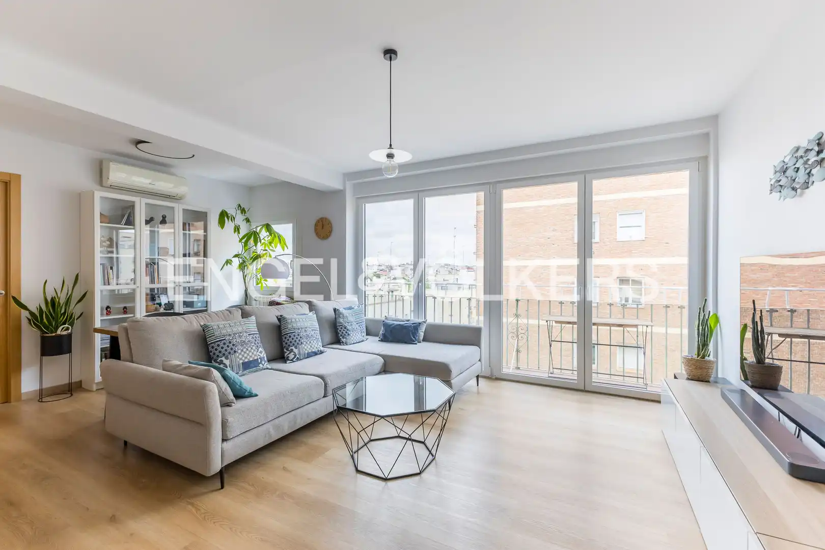 Living room of Flat for sale in  Madrid Capital  with Air Conditioner, Heating and Private garden